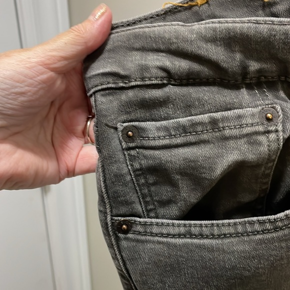 Grey Levi’s Jeans - Picture 4 of 8